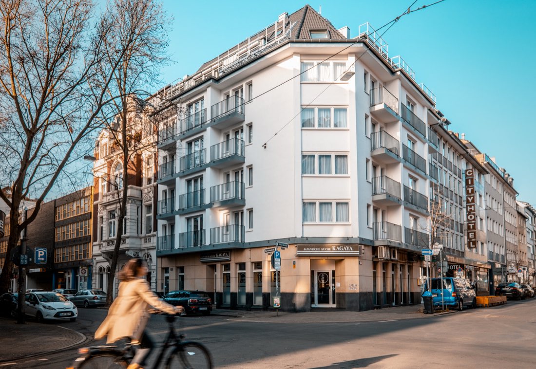 Außenansicht des Eckhauses der Burns Art & Culture Apartments in der Düsseldorfer Stadtmitte