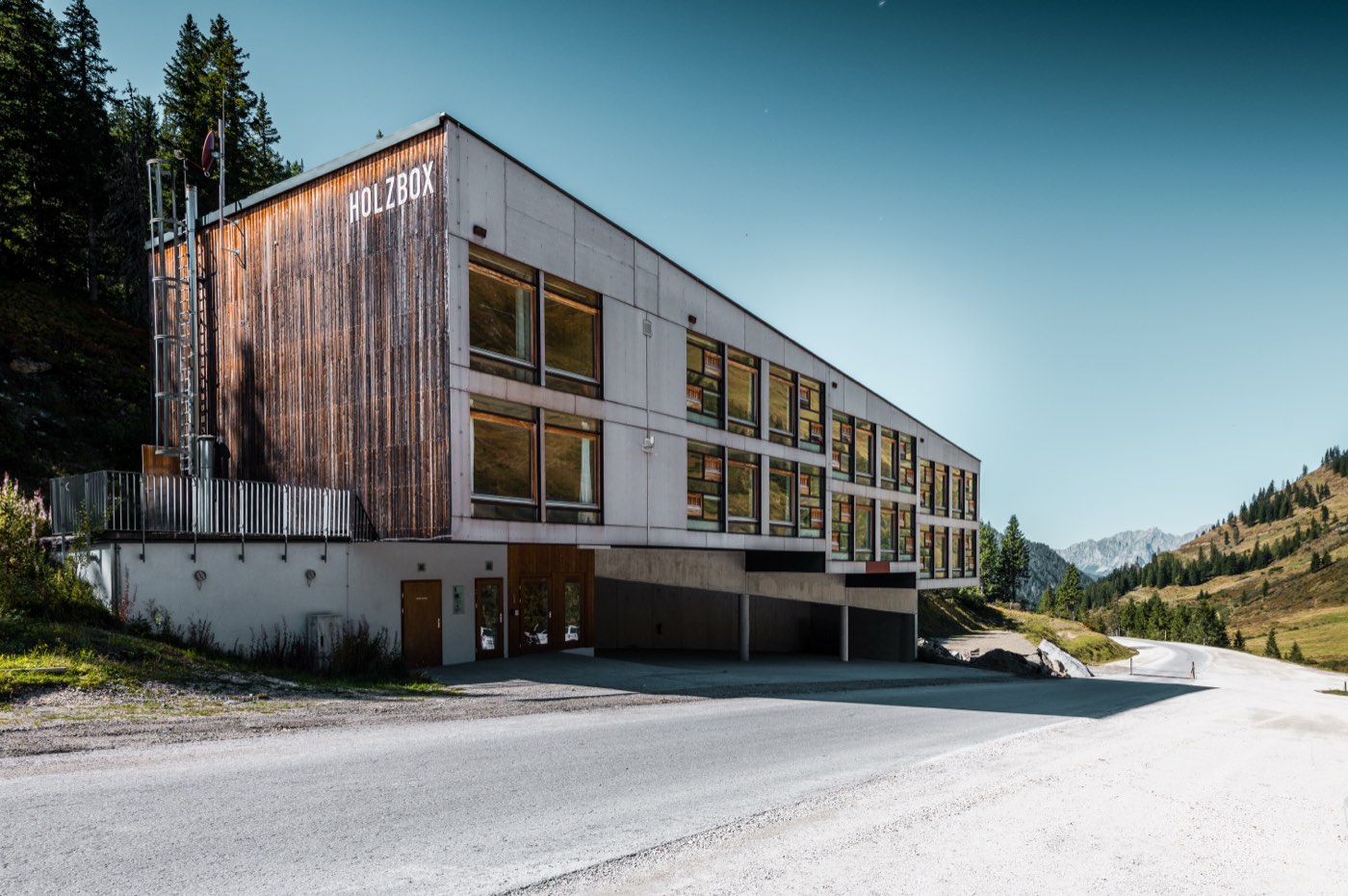 Außenansicht der Holzboxen Planneralm, Holzbau auf 1.600 Metern