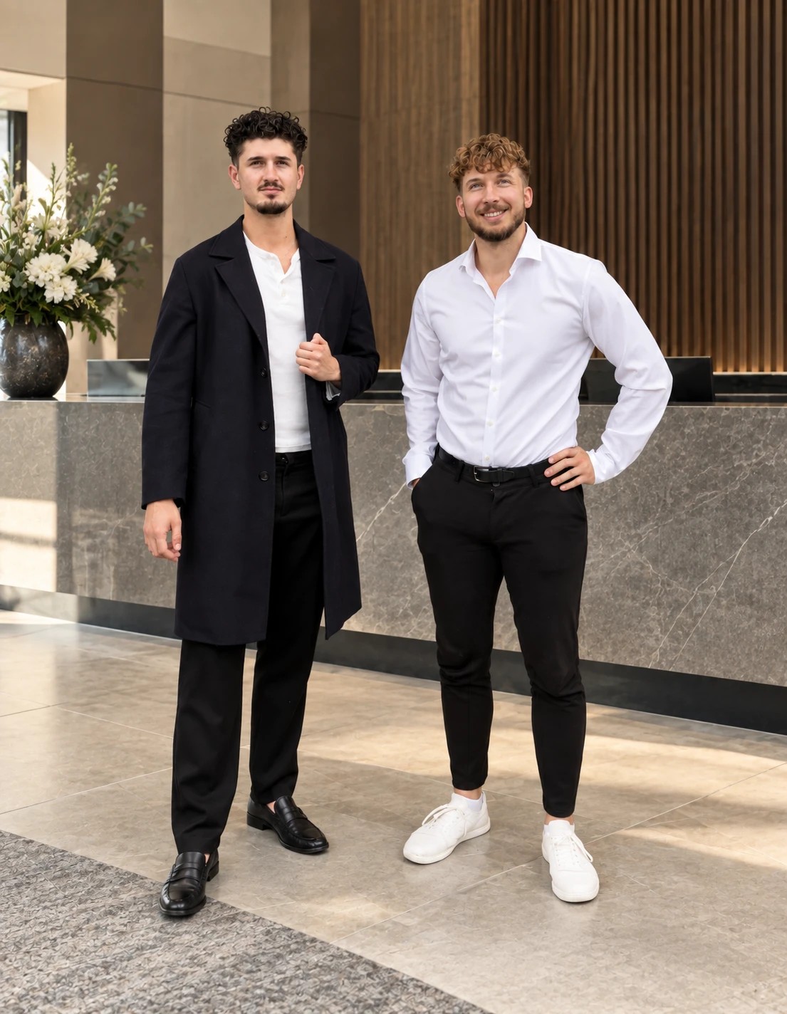Victor Friedl und Niklas Kuhn von Hotel Butler in einer Hotel-Lobby
